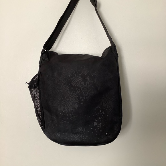 Reebok Studio Tote Gym Bag Snake Pattern - Picture 5 of 9